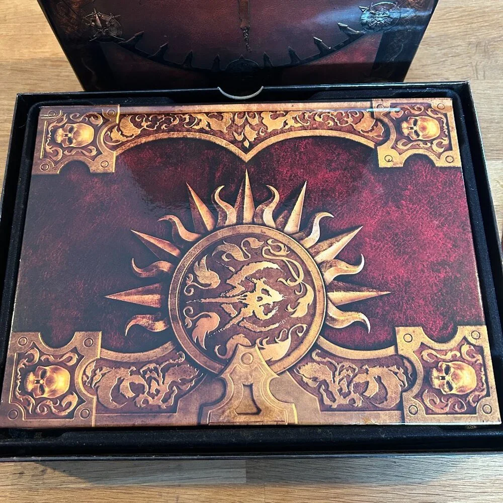 Warhammer Online Age of Reckoning Collector's Edition Box Set -Books Discs 20992